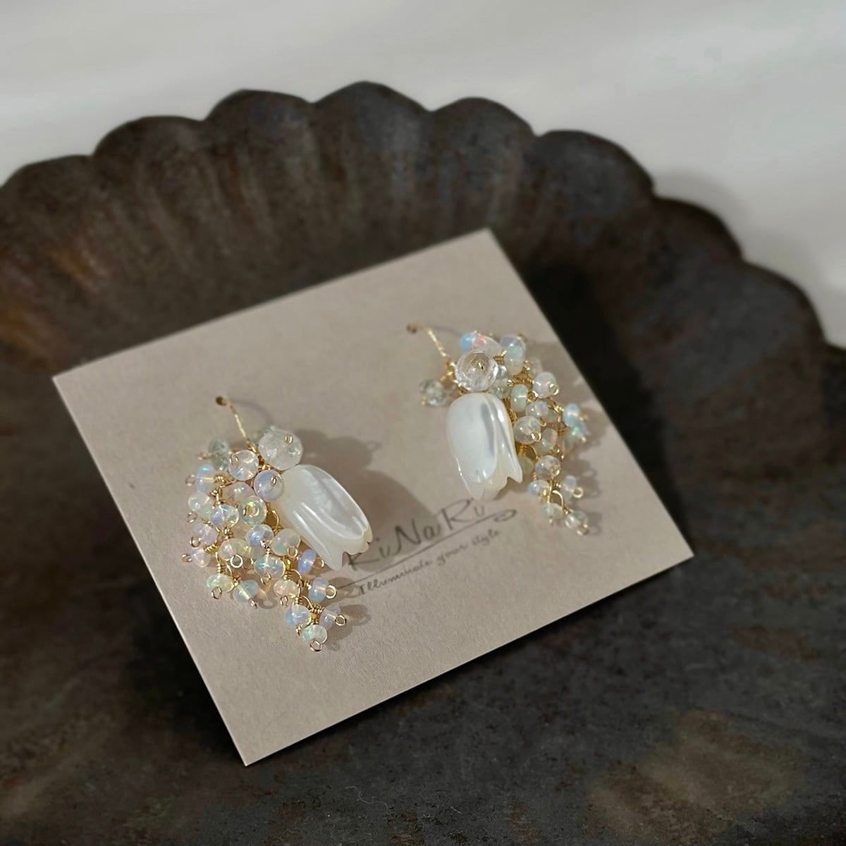 天然石ホワイトシェル×オパール白い華のピアス14kgf 白い貝の猫ピアス ✩金属アレルギーでも安心ピアス✩