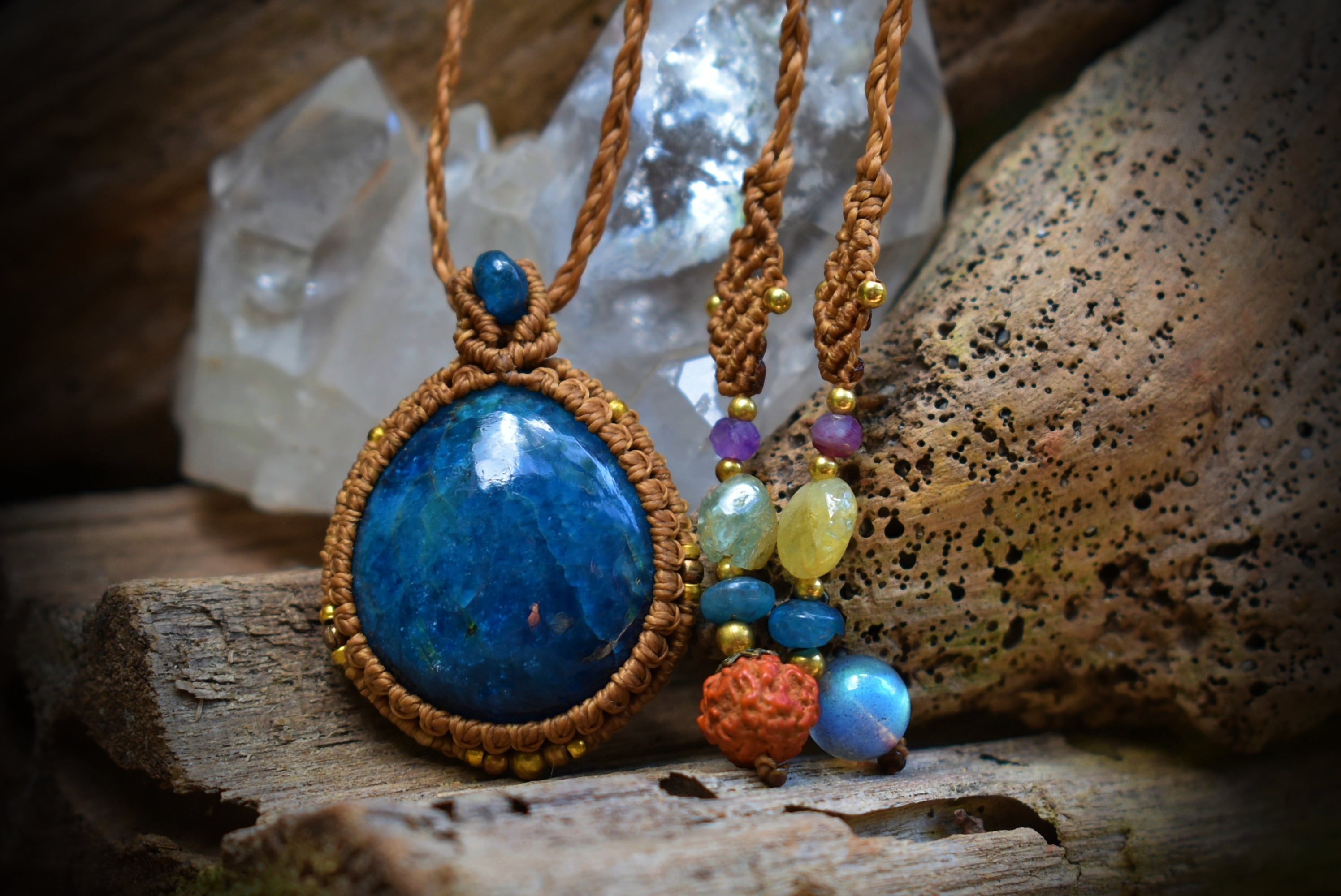 透明感とまさに飛行石★ブルーアパタイト マクラメペンダント