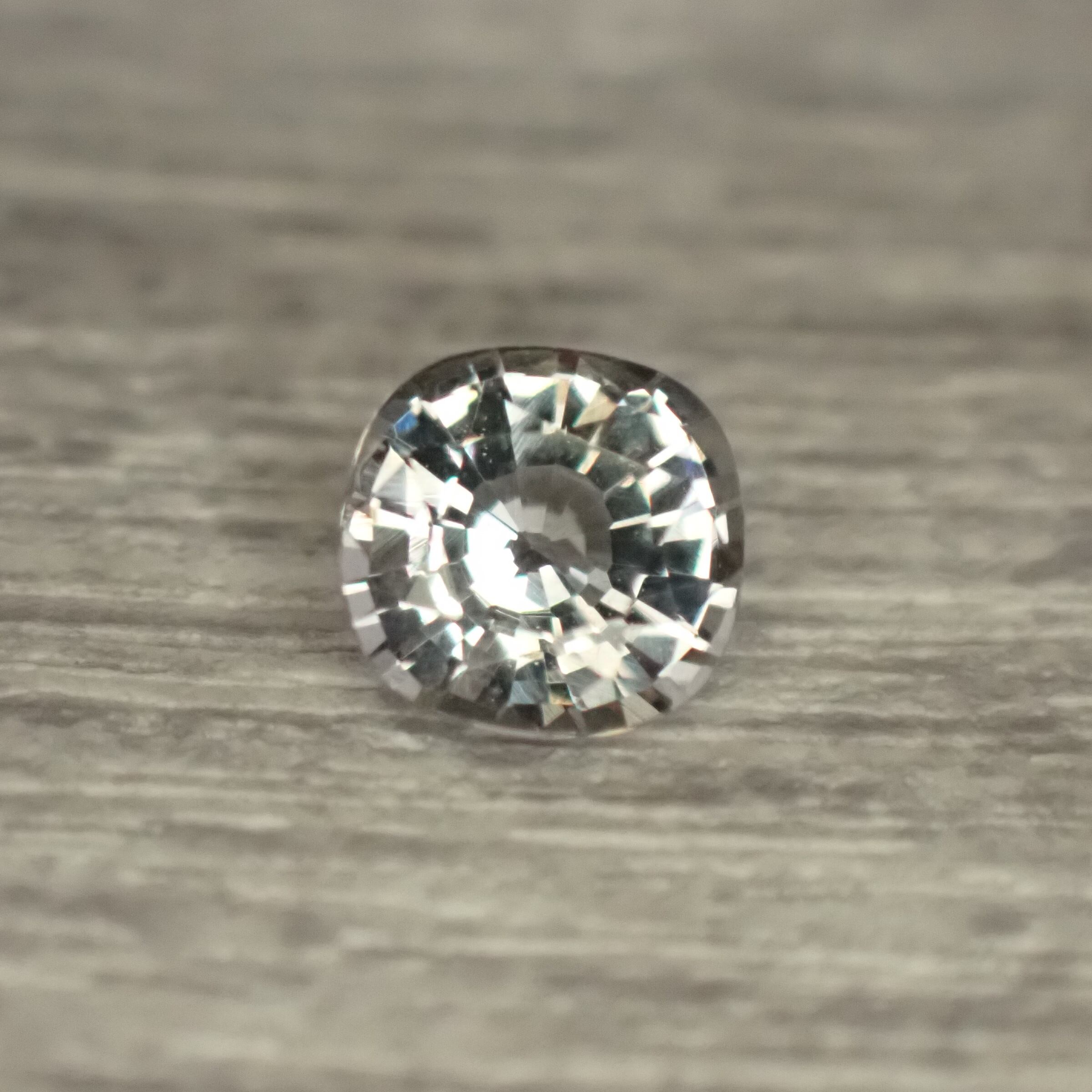 強い輝き☆プラチナカラーのスピネル 0.493ct | 宝石ルース販売 