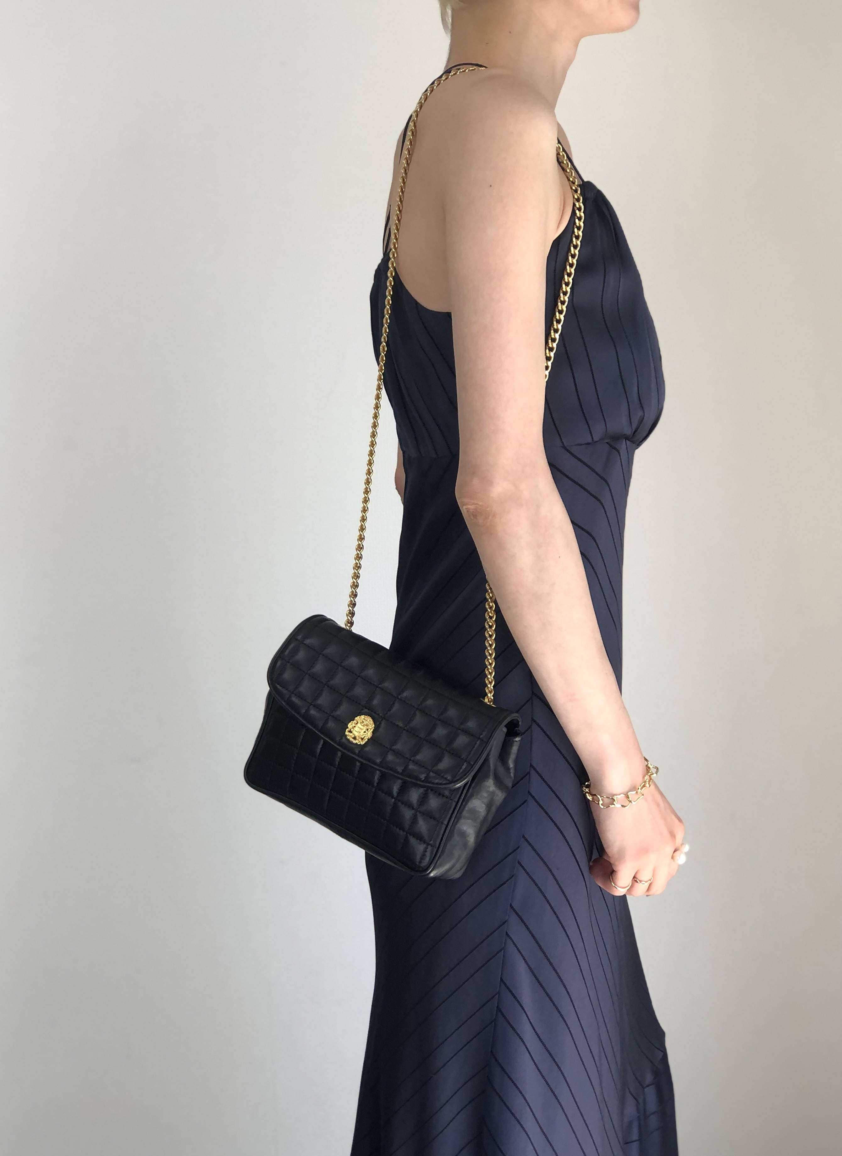 セリーヌ（Celine）の黒のレザーショルダーバッグ CELINE セリーヌ ショルダーバッグ ブラック エンブレム レザー