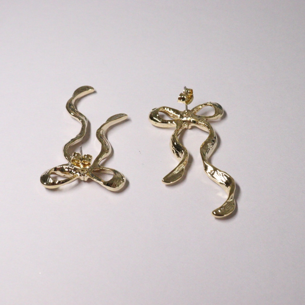 ウェーブリボンピアス　サージカルステンレスポスト　低アレルギー　bittersweet