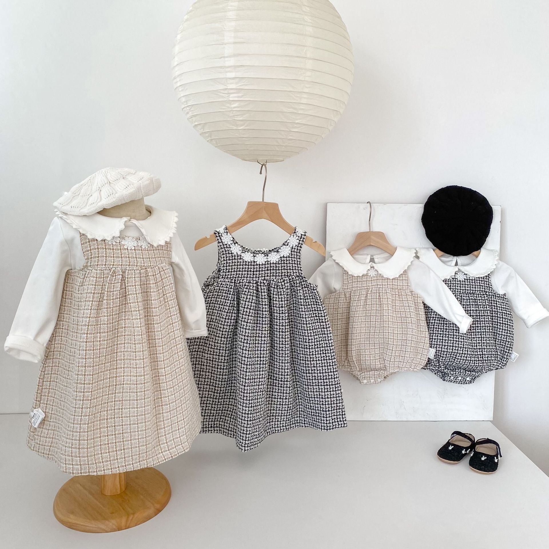 ,姉妹で楽しむ花襟チェックツイードのリンクコーデ