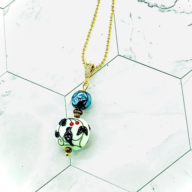 鳥と赤い実ネックレス