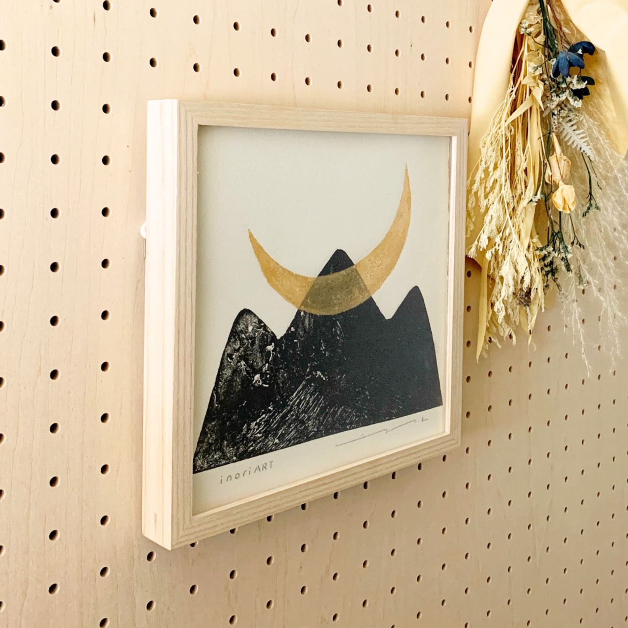 アートポスター フレーム付き 北欧 こどもの日 おしゃれ 人気 初節句 イラスト 兜 飾り モダン 正方形 壁面飾り 山