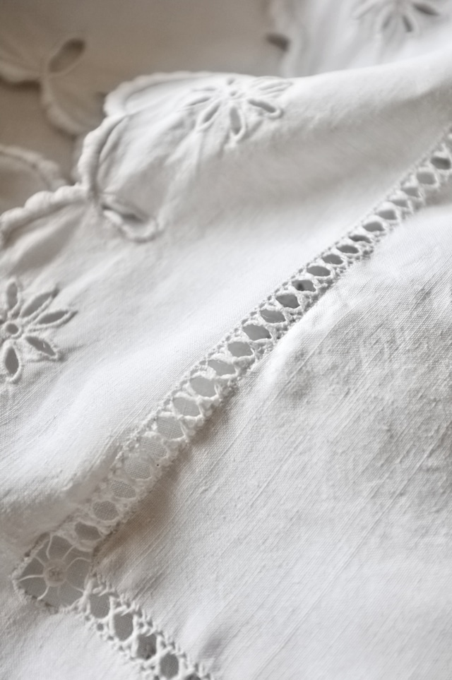 フランス 85c 空虚な球と白花ととろりとしたリネンのクッションカバー アンティーク