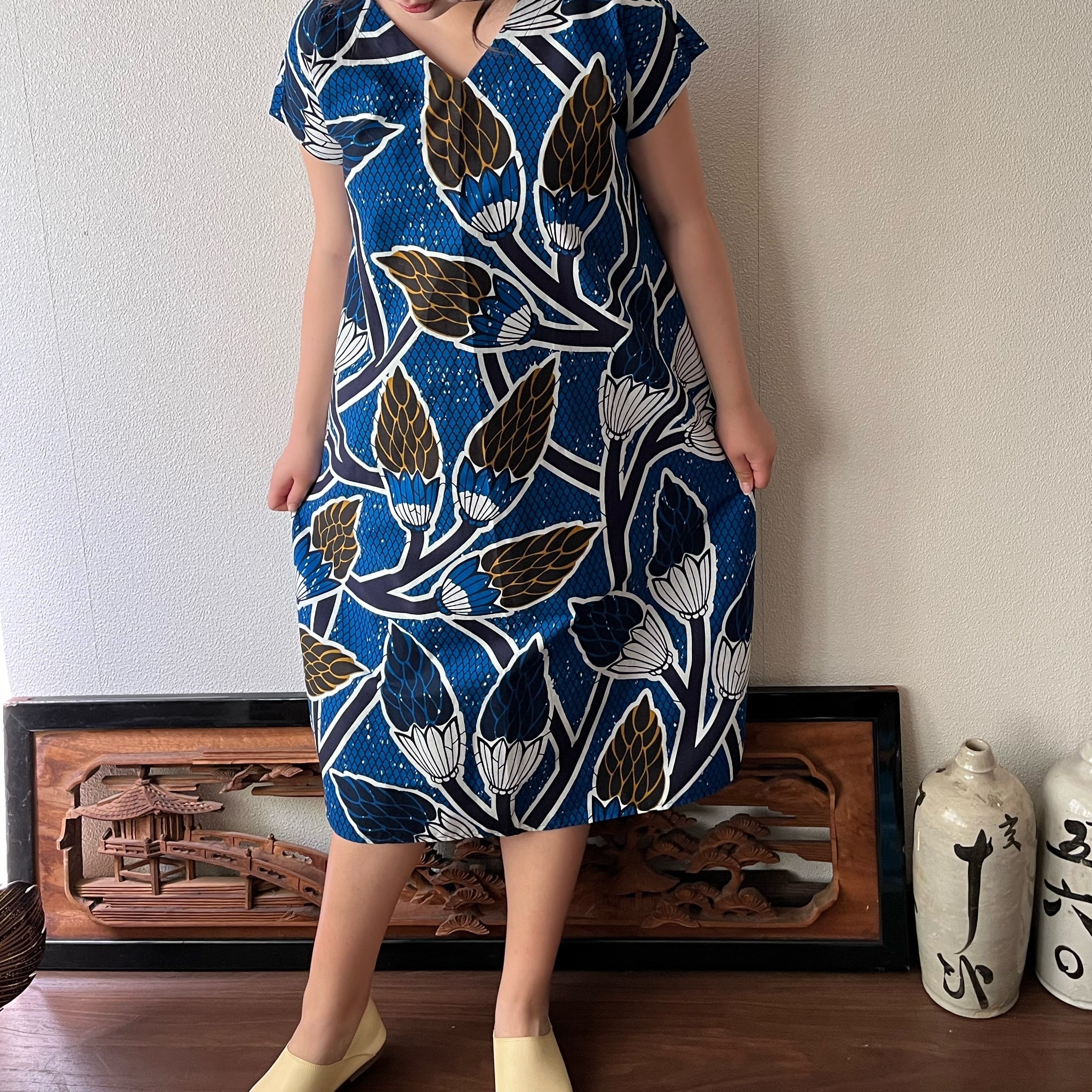 アフリカンバティック柄Vネックのシンプルワンピース シンプルな形で柄