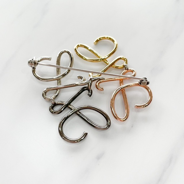 LOEWE ロエベ アナグラム ブローチ(メタル)