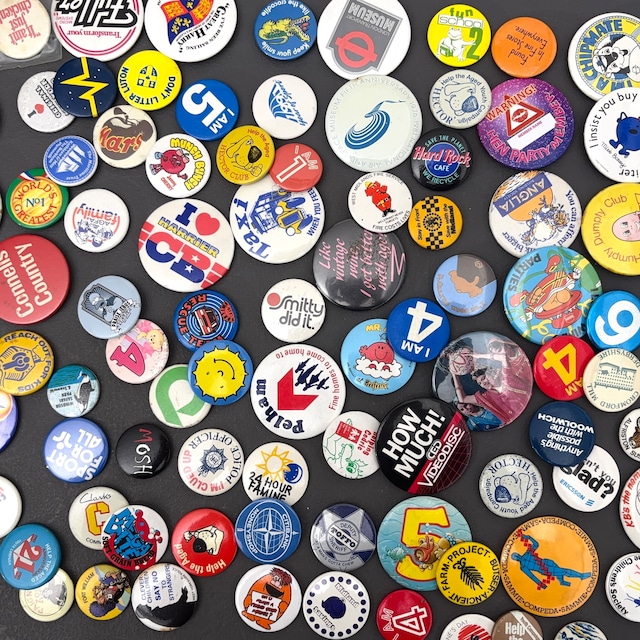 ■裏面黒ずみ個体■ 104個 ヴィンテージ レトロ 缶バッジ  vintage ビンテージ 古着 通販 リメイク 雑貨 2509020