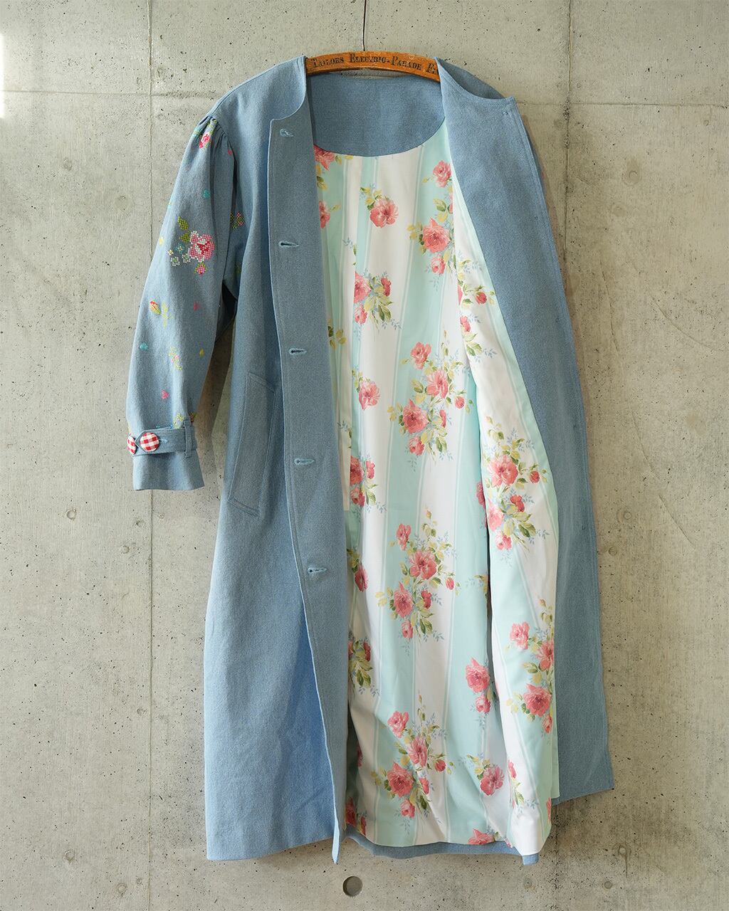 刺繍デニムコート Collarless embroidered coat (Light blue