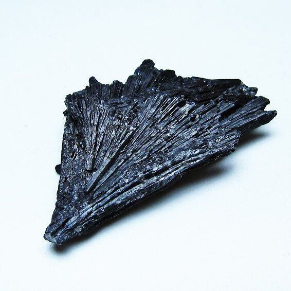 ブラック カイヤナイト 原石 一点物 171-7491