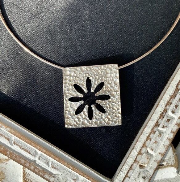 フラワー ドッグタグネックレス シルバー950 打ち付け模様チョーカー アトリエ玻璃