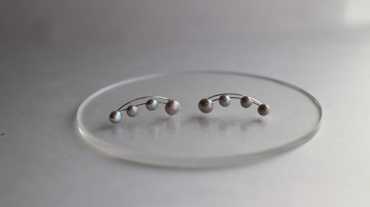 Grey fresh water pearl earcuff