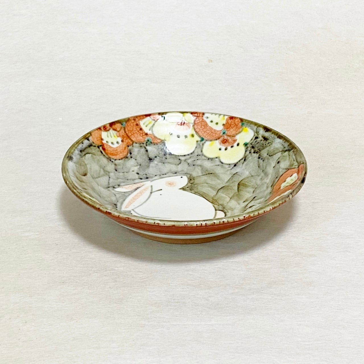 <赫三郎窯>色絵 花うさぎ 浅平鉢