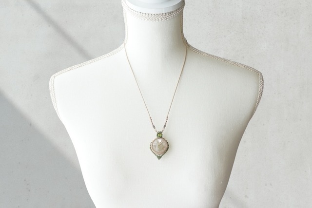 レインボー水晶(アイリスクォーツ)&ペリドットのマクラメネックレス【一点物】