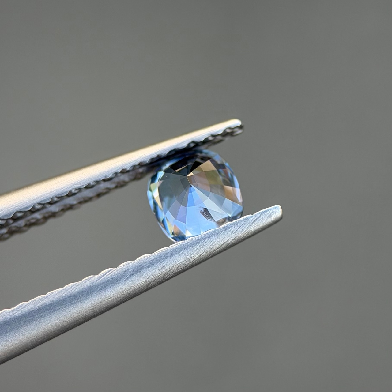 カラーチェンジジルコン 4.2x3.9mm, 0.43ct, ミャンマー産