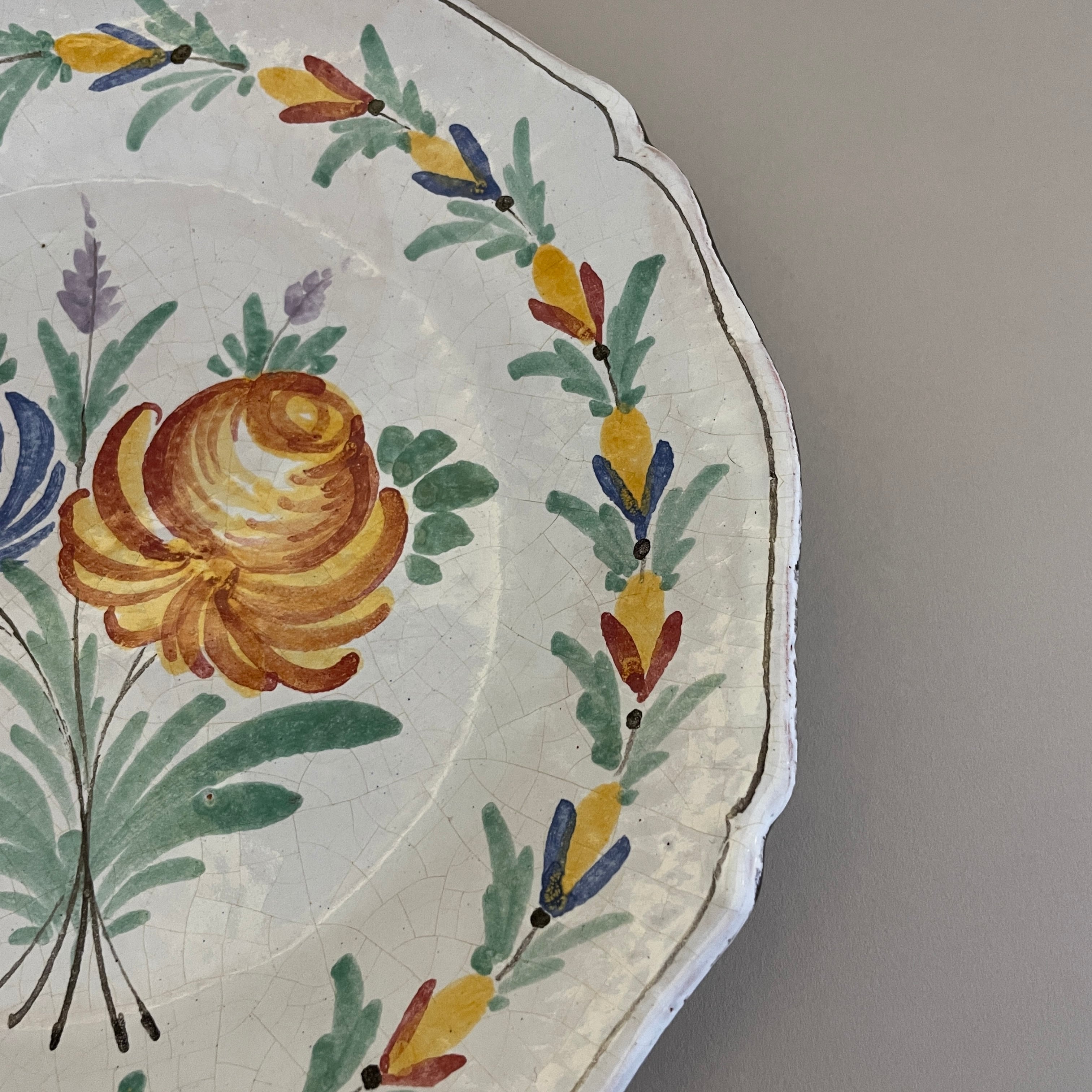 Cul noir faïence de Nevers polychrome à décors de fleurs /色 Cul noir faïence de Nevers polychrome à décors de fleurs /色
