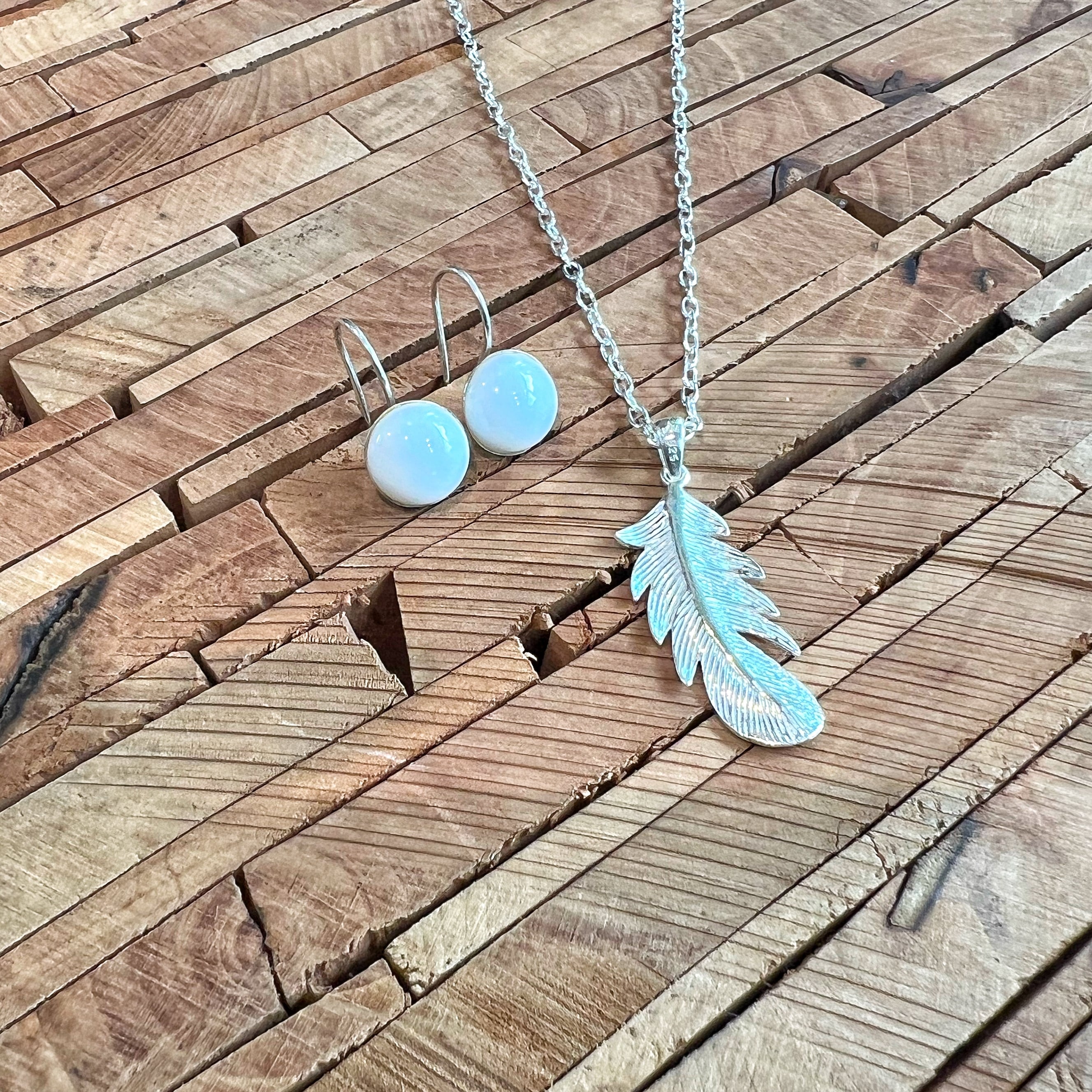 ホワイトアゲート ピアス EQUINOX - ピラミッド ホワイトアゲート ピアス