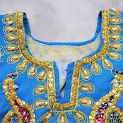 ベリーダンス 衣装 ハリージドレス ブルー系 スパンコール ビーズ 水色 青 黄 金 ガラベーヤ ワンピース ドレス 爽やか 羽織り 民族舞踏 ダンス衣装 刺繍 ステージ衣装 華やか 鮮やか 豪華 装飾 明るい 透け感 ゴールド系 イエロー系