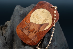 【朱色の銘木】 本花梨瘤 特上 ドッグタグ 象嵌 月と狼