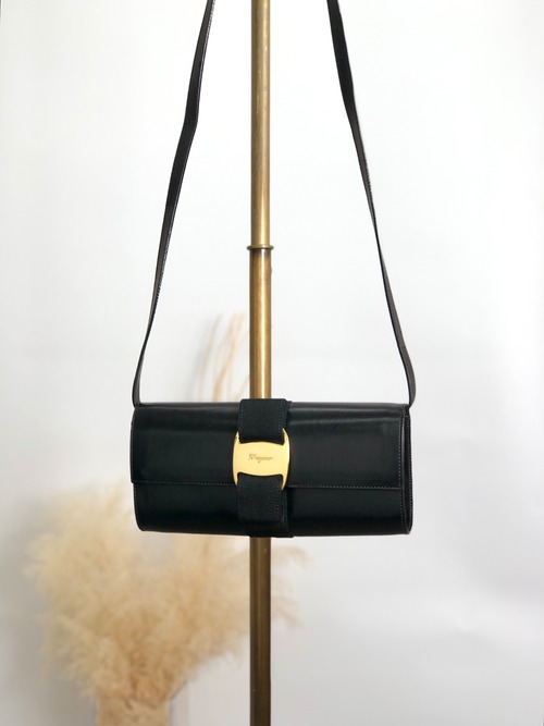 Salvatore Ferragamo サルヴァトーレ フェラガモ ヴァラ ショルダーバッグ ブラック ヴァラリボン レザー 3wugs6