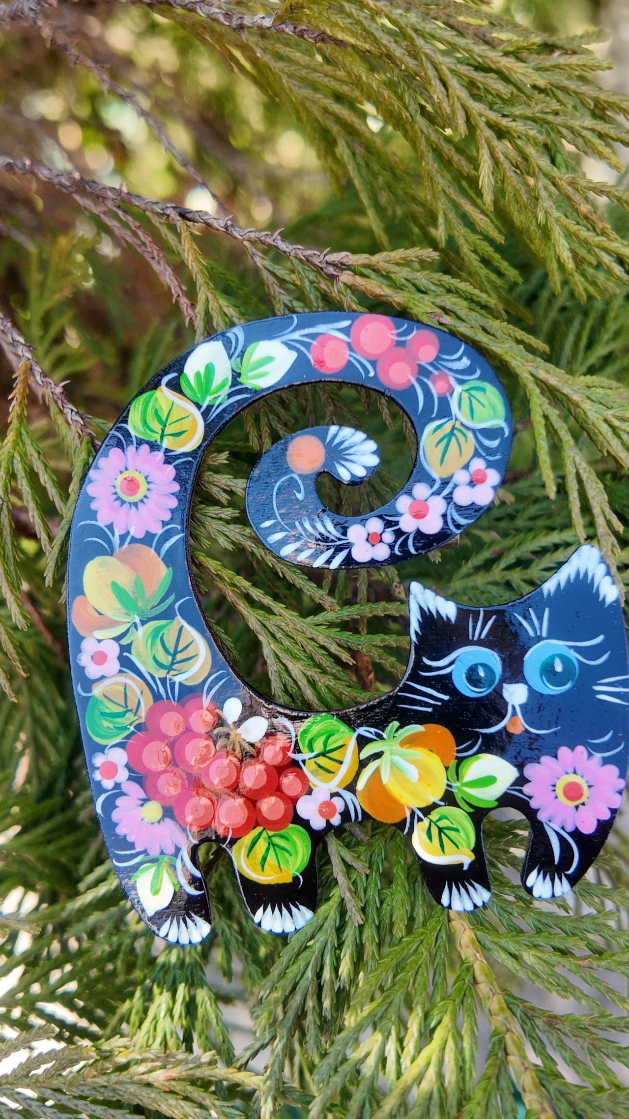 ウクライナ伝統絵画 ペトリキウカ塗り 木製ブローチ（ホメンコ作）ねこ - 1