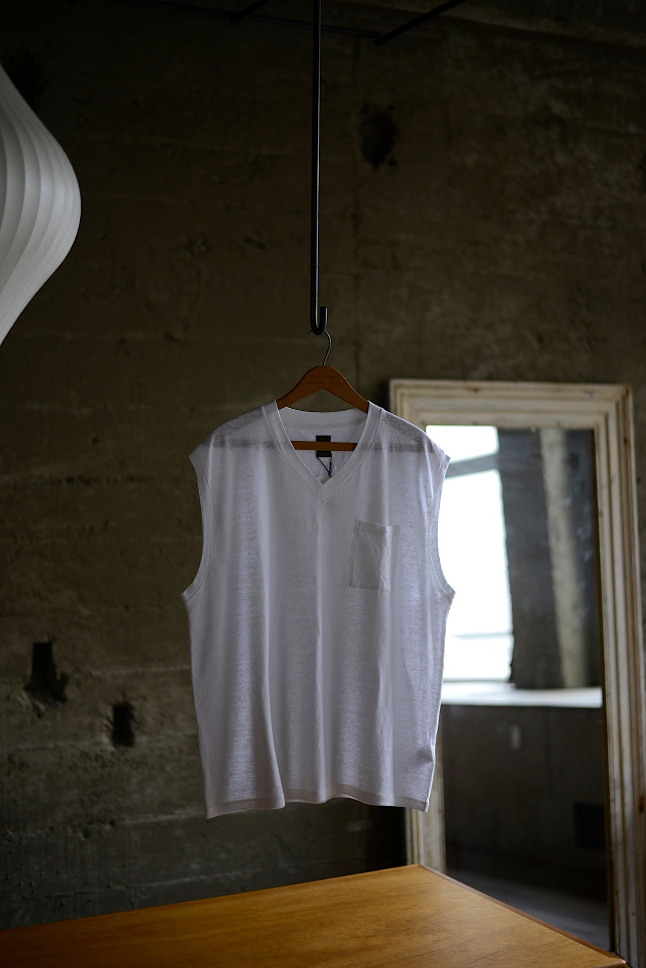 BATONER / Exclusive linen V neck no sleeve pk tee (White)