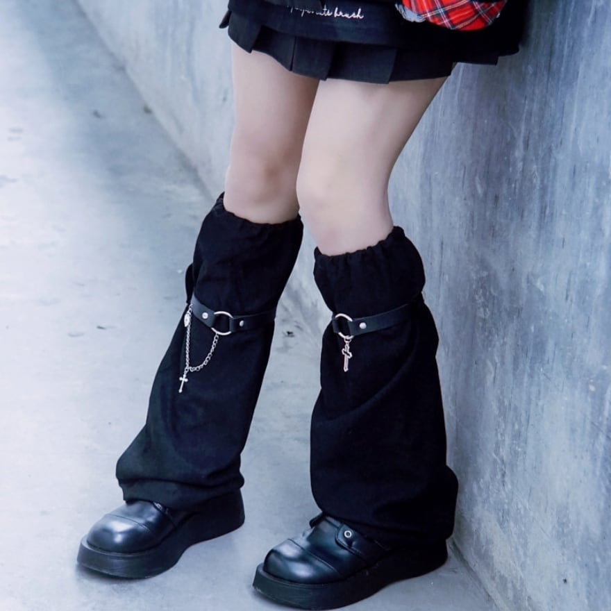 ゴシック・地雷系女子のためのクロスチャーム付ブラックレッグカバー | ライブ参戦やストリートコーデ