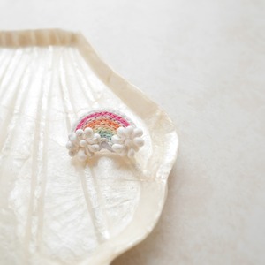 【表情を生むヒミツの仕立て】手刺繍ブローチ　青空レインボー