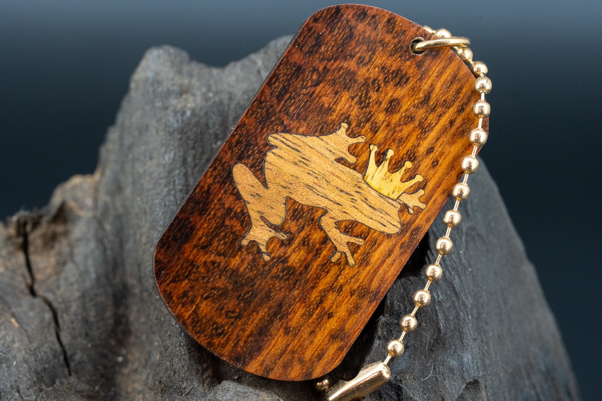 【 木のダイヤモンド 】 スネークウッド ドッグタグ 象嵌 カエルの王様