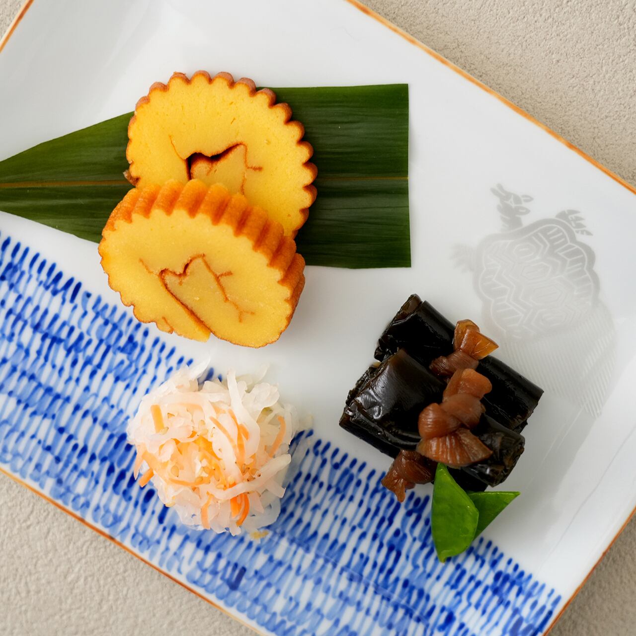 副千製陶所］みじん唐草×うらしま太郎 角プレート | フラッグス