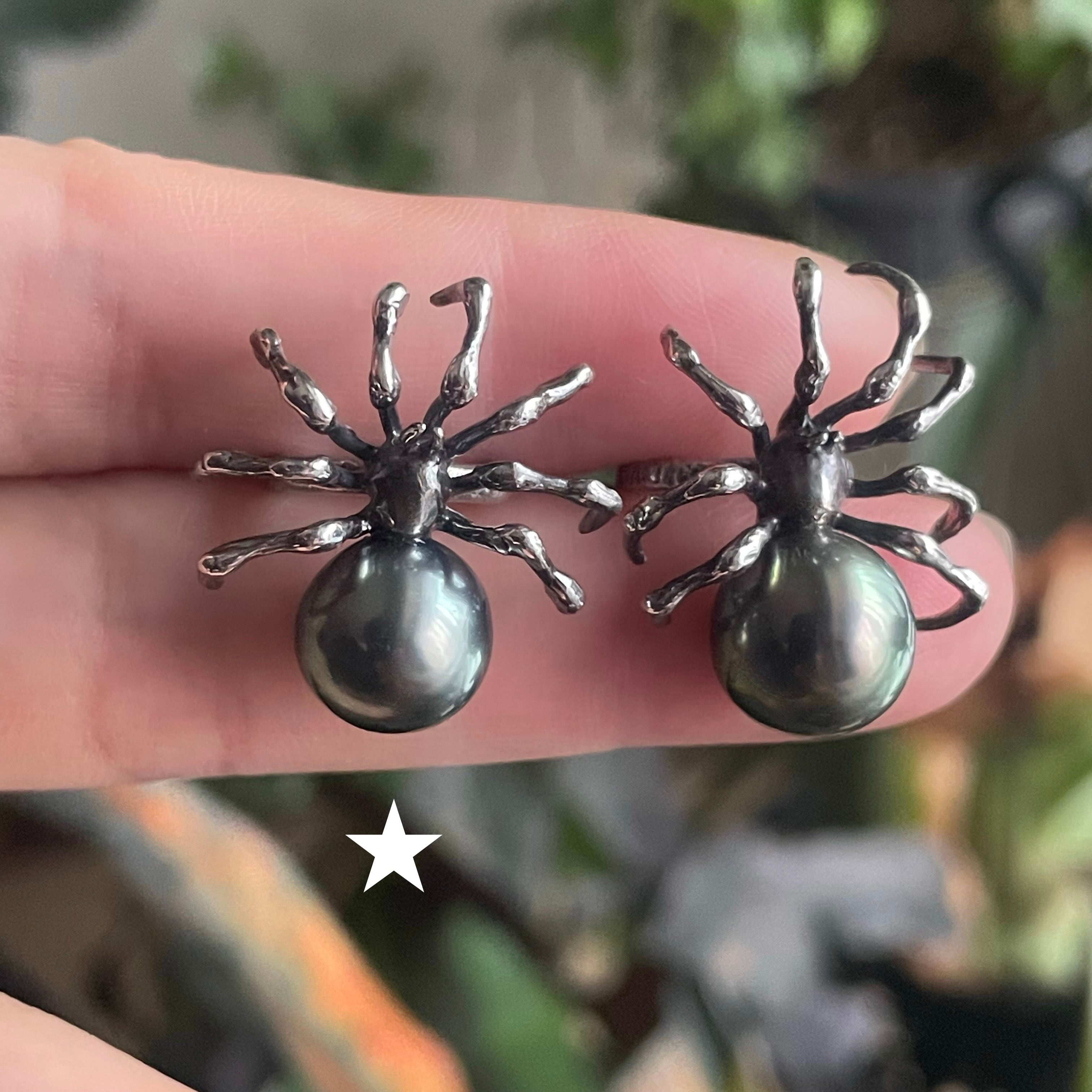 Spider Ear Cuff - South Sea Pearl BK / 蜘蛛のイヤーカフ- 南洋真珠 ブラック