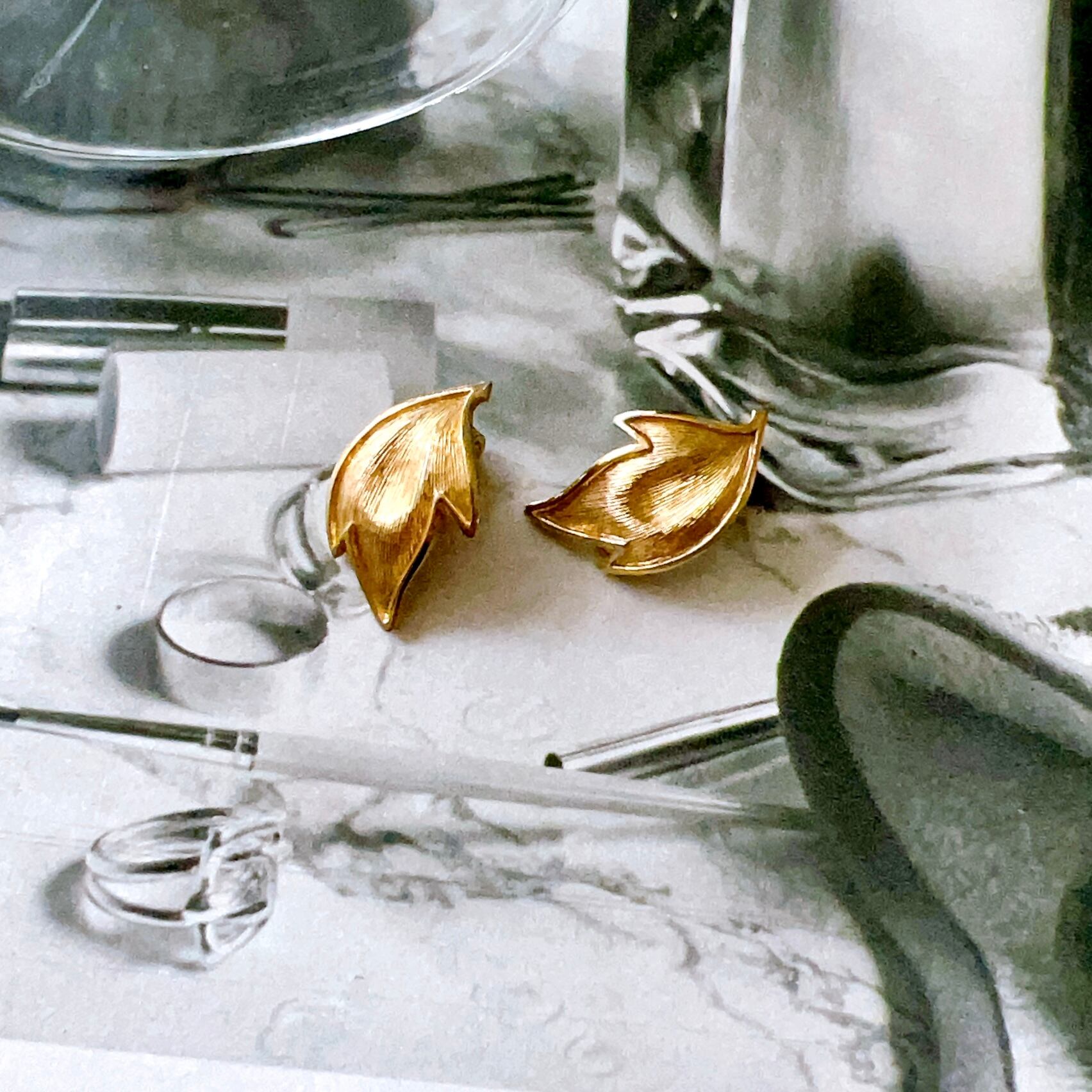YM51-【 MONET 】モネ・ヴィンテージイヤリング 1960〜70 Gold tone leaf motif earrings  eslup_boutique