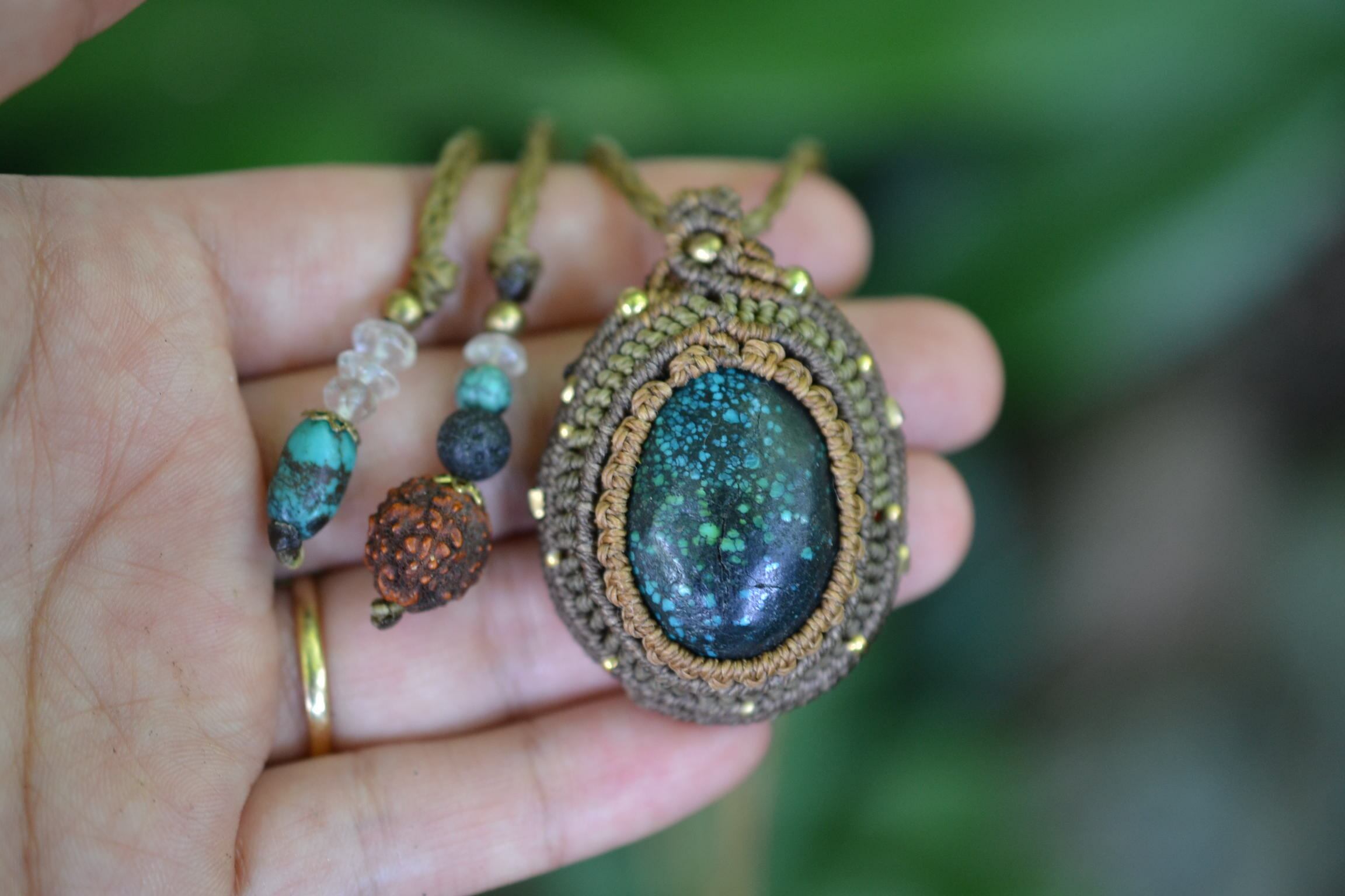 チベットターコイズ★菩提樹の実 マクラメペンダント