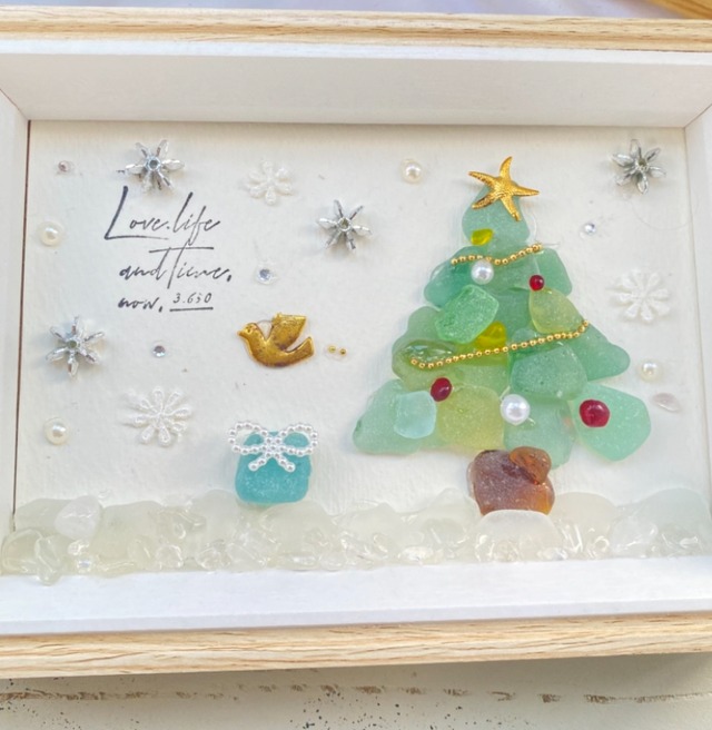 "雪の中のクリスマスツリー"