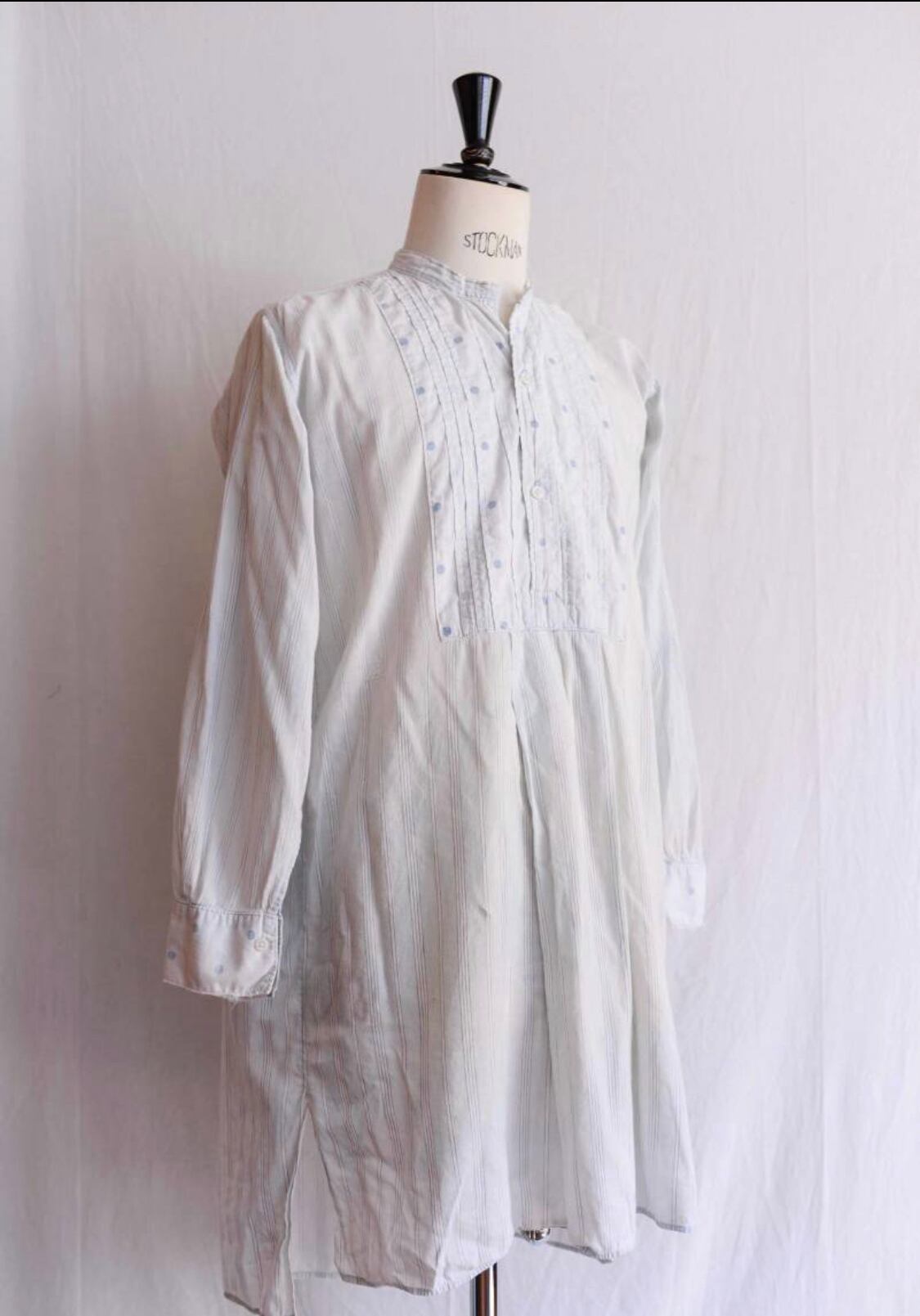 1920'sフレンチストライプグランパ 1900\u0027s~1920\u0027s CARRIERE\u0026RENARD フレンチストライプスモック グランパシャツ アンティーク ホワイト ブルー シェルボタン  バンドカラー 烏賊胸 M~L 希少 ヴィンテージ BA-1021 RM1390H | agito vintage powered by BASE