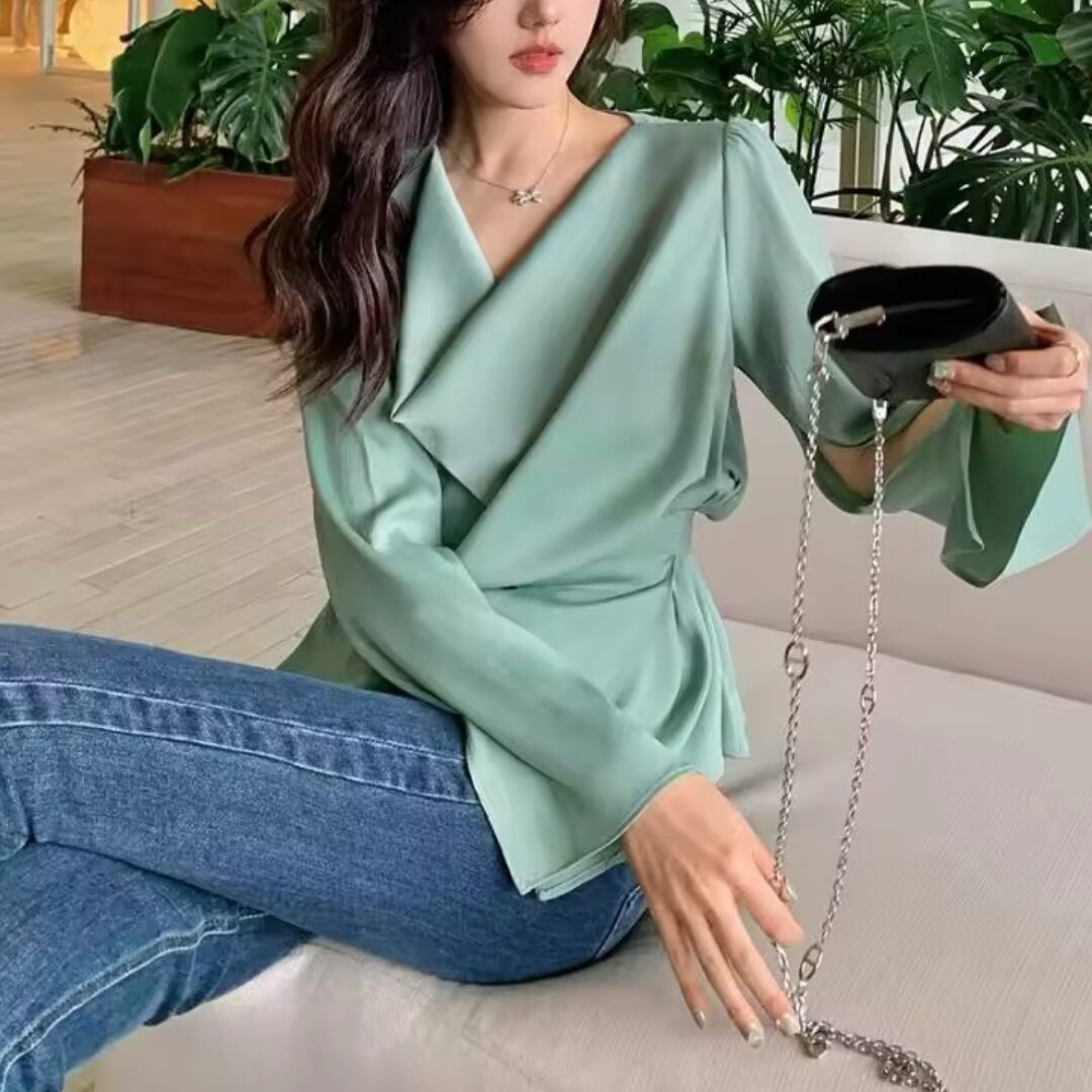 オフィスカジュアルサテンブラウス
