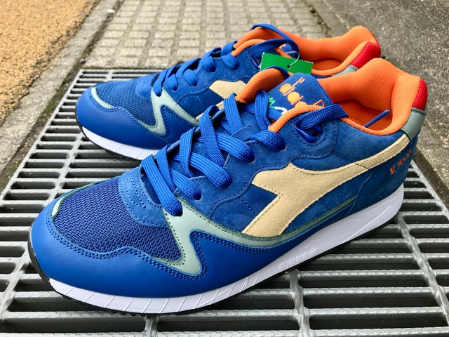 DIADORA V7000 AMARO (TRUE BLUE)