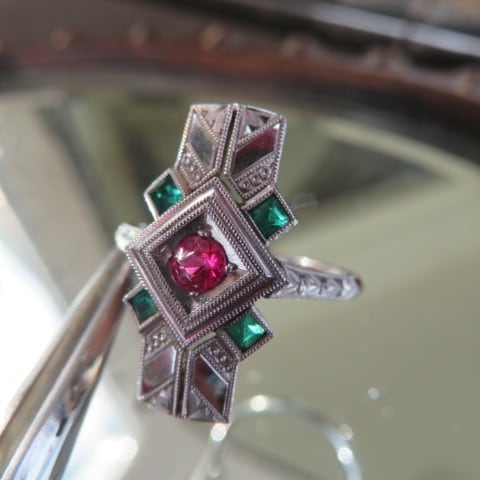 アンティーク　和デコスタイル　サンプラチナに合成ルビーと碧石の彫金リング