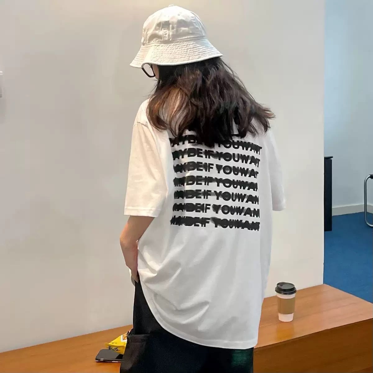後ろ姿に注目 ♪ ビッグ Tシャツ カットソー プリント ロゴ バックプリント オーバーサイズ 華奢見え メンズライク スポーティー カジュアル 半袖 ストリート XL展開 | lamitte deco トレンド 韓国ファッション ショップ BASE店 後ろ姿に注目 ♪ ビッグ Tシャツ カットソー プリント ロゴ バックプリント オーバーサイズ 華奢見え メンズライク スポーティー カジュアル 半袖 ストリート XL展開 | lamitte deco トレンド 韓国ファッション ショップ BASE店