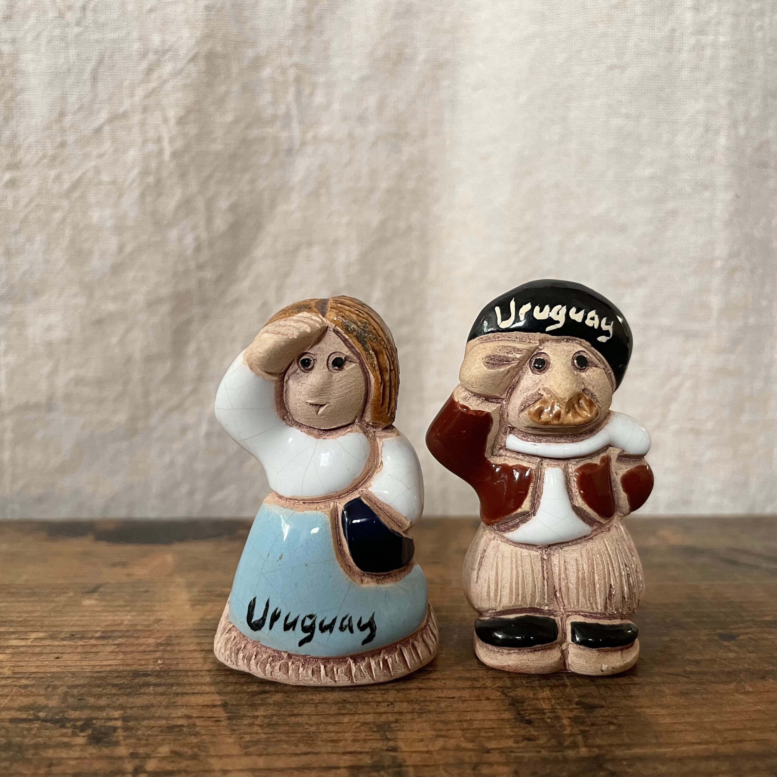 遠くを眺める仲良し夫婦