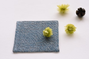 【D&】織物作家 坂口鄙子さん「手織りのコースター」藍染