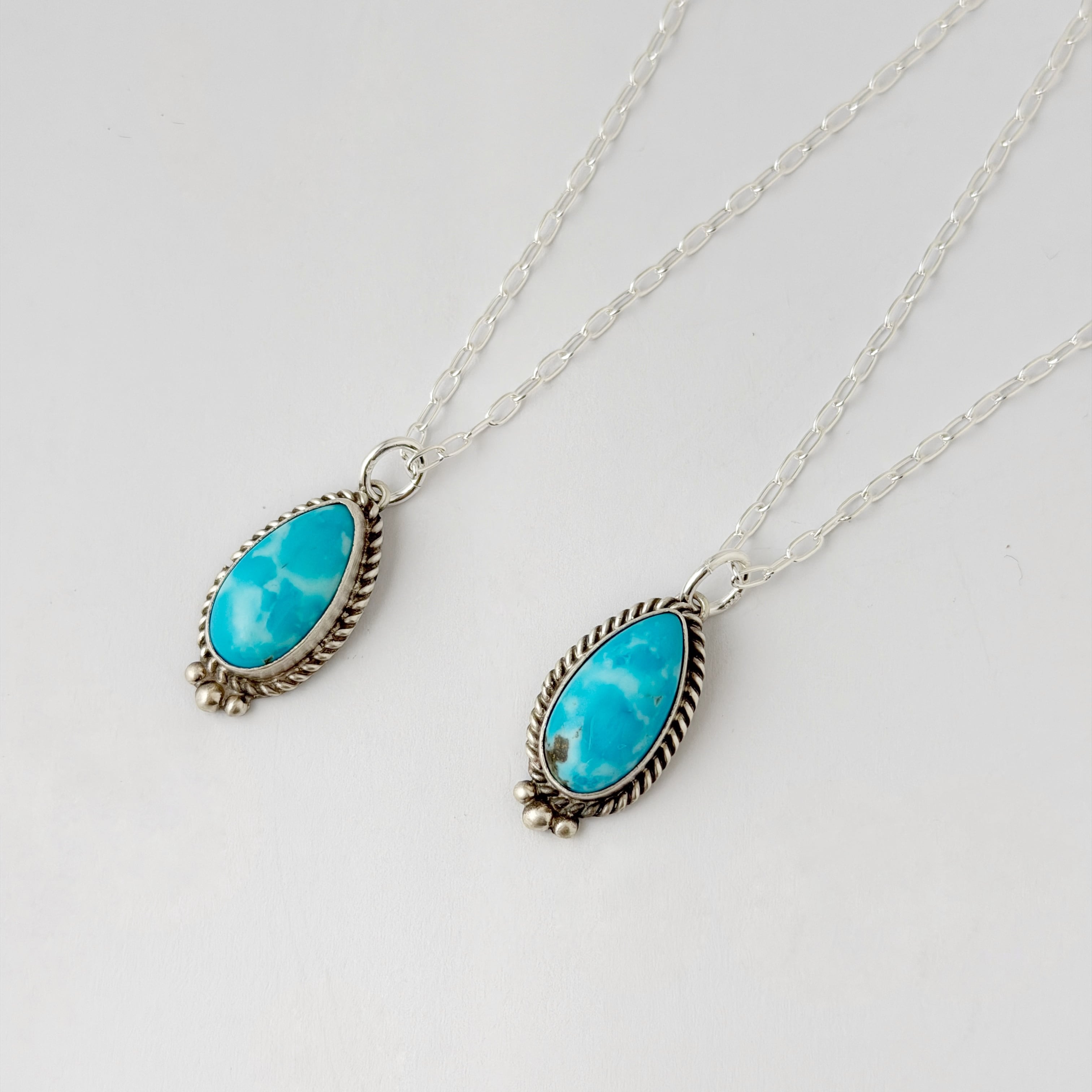 《Indian Jewelry 》キングマン ターコイズ ドロップ ペンダント ネックレス (チェーン オプション)