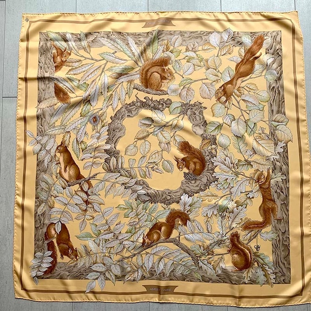 エルメス　カレ　シルクスカーフ　リス　りす　Hermès 木の実 12ACcu2