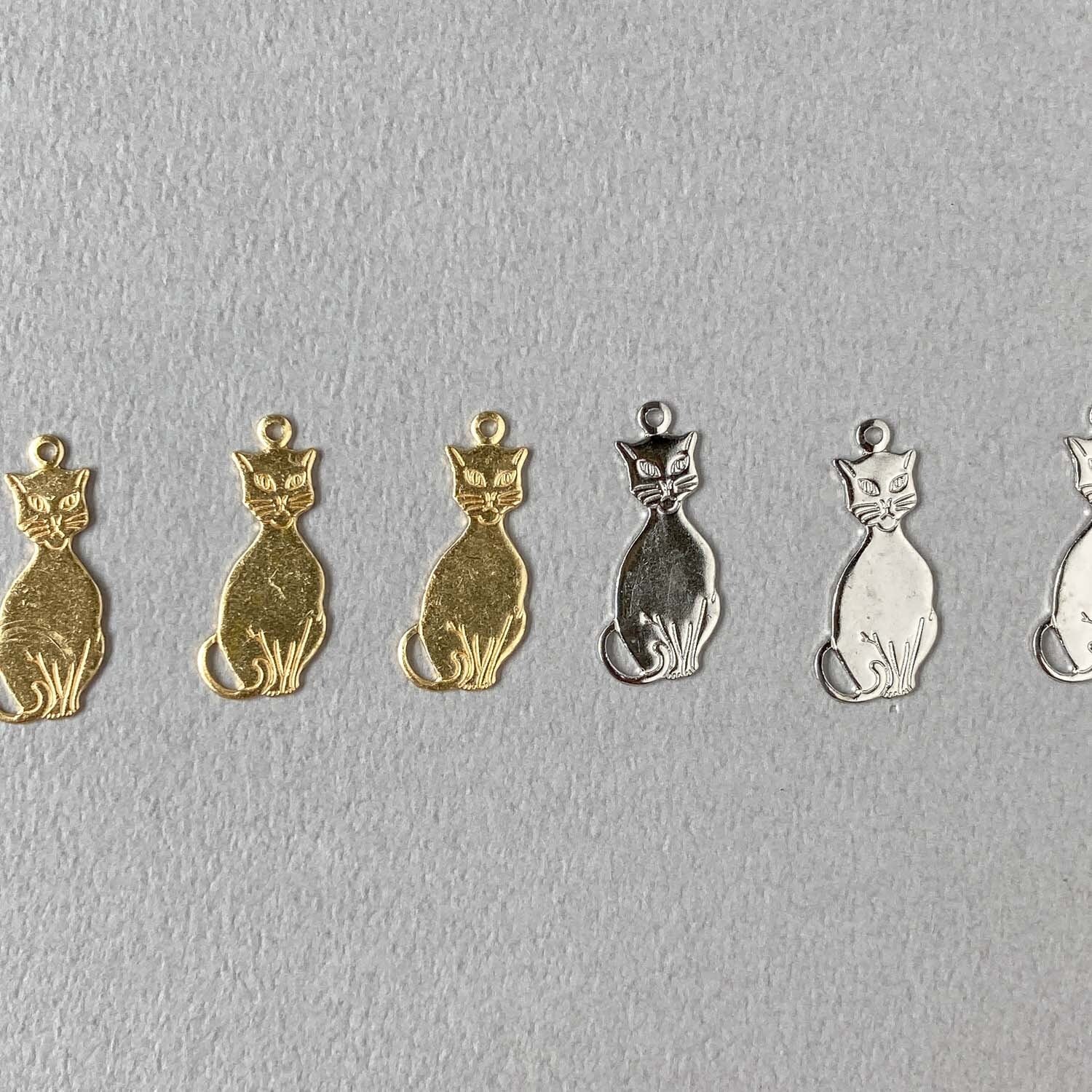 新色追加〉USA真鍮 シンプルお座り猫チャーム（22mm） | Dua