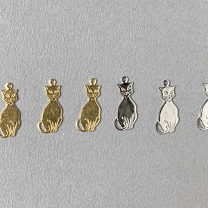 〈新色追加〉USA真鍮 シンプルお座り猫チャーム（22mm）