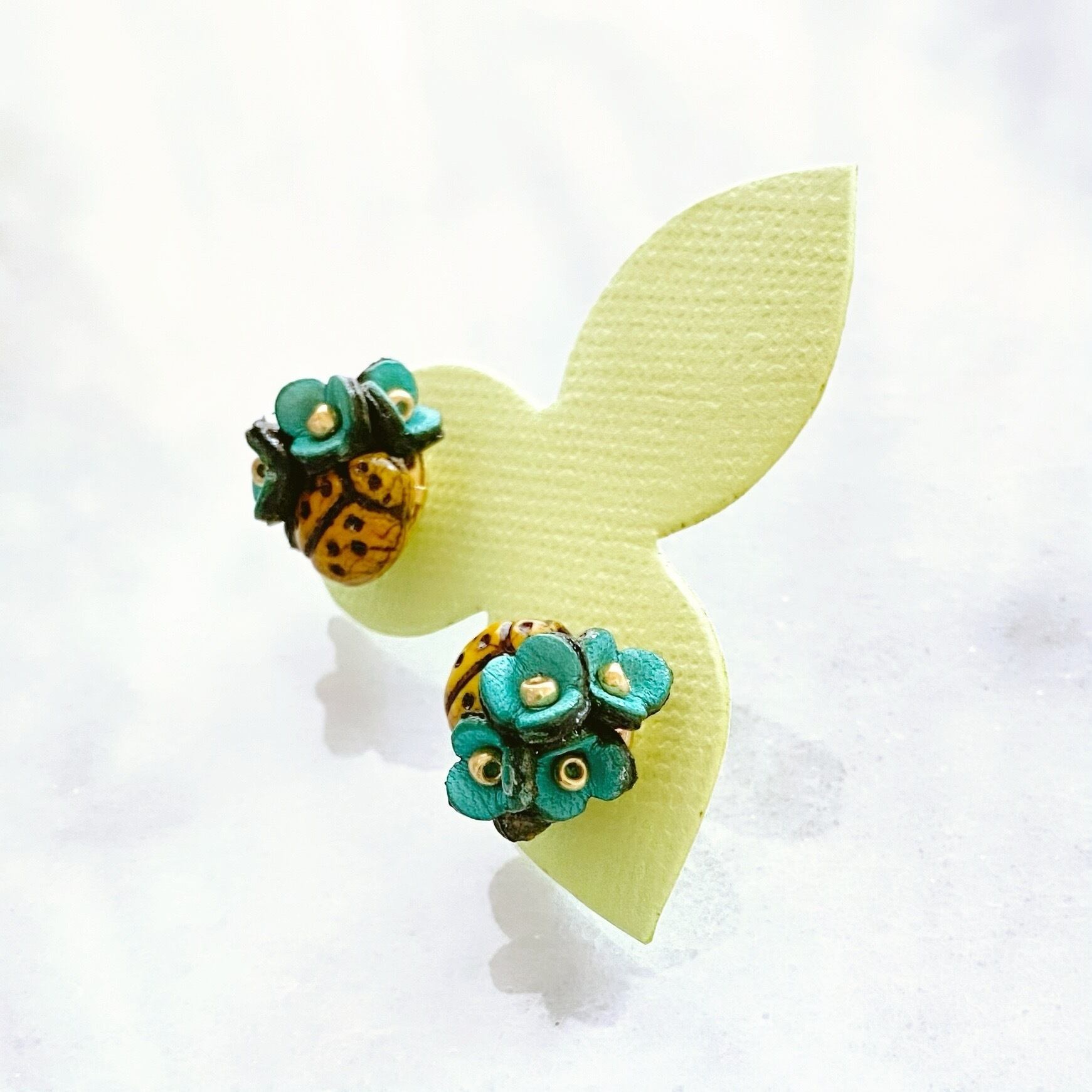 てんとう虫とお花のピアス/イヤリング(イエローてんとう虫