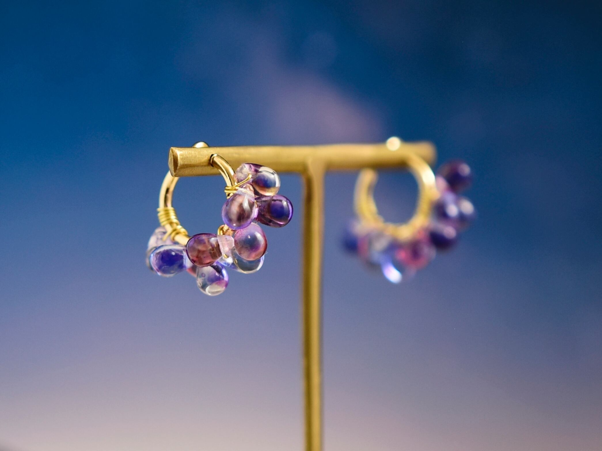 【チタン フープピアス/フープイヤリング/小】マジックアワーの空色(赤〜紫色)