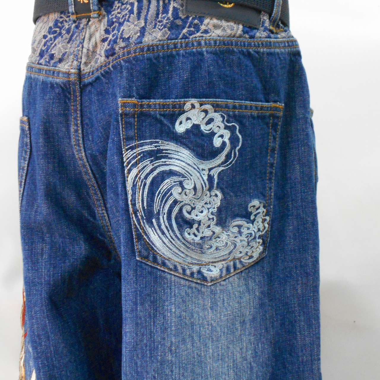 和柄刺繍デニムパンツ 金の龍 Denim pants with Japanese pattern ...