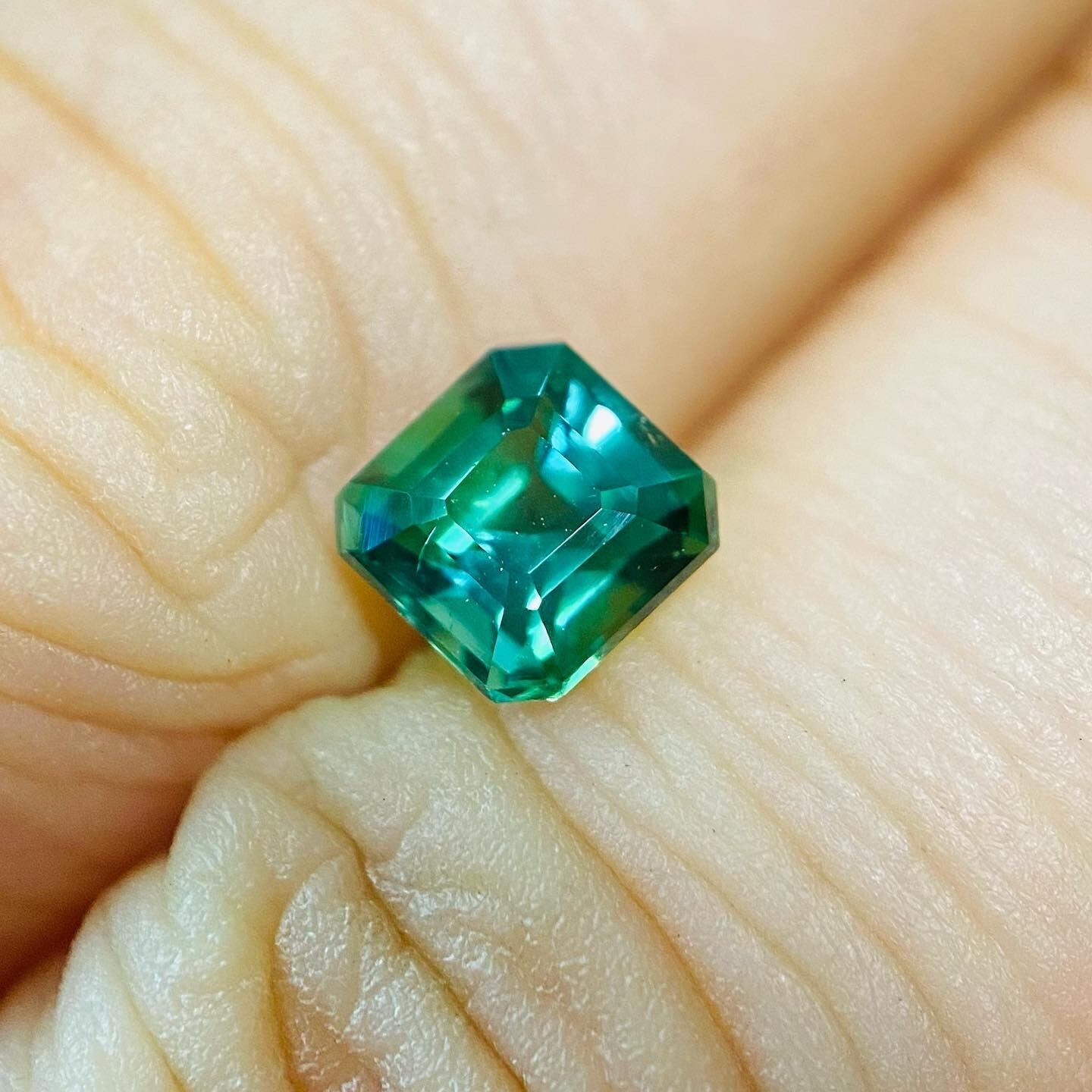 深くて不安定なエメラルドカラー トルマリン1