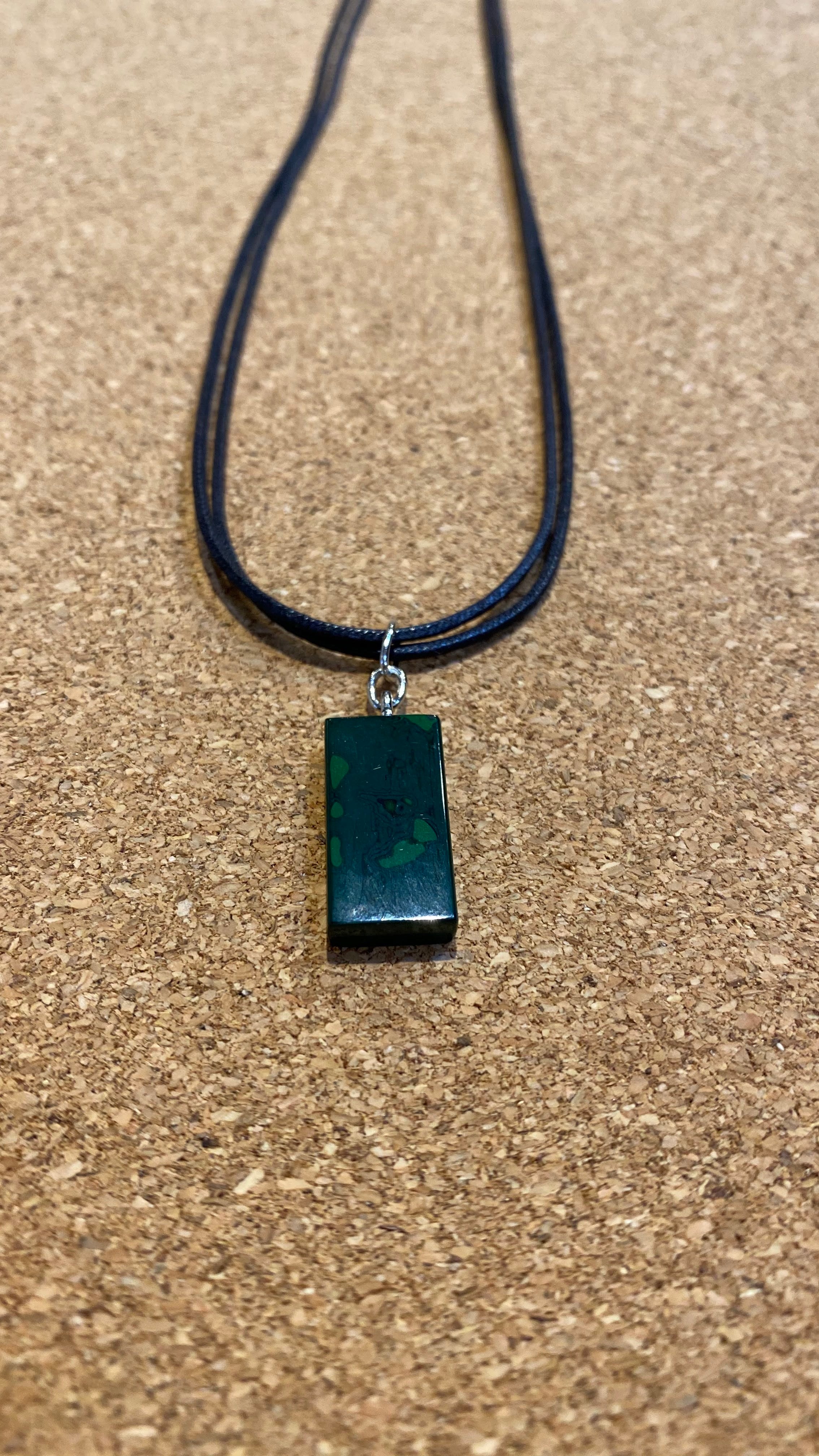 ネックレス 角小 緑色 津軽塗 | 漆工房 宮 うるしこうぼう みや